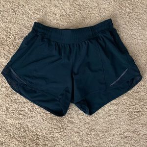 Lululemon hotly hot shorts 4”
